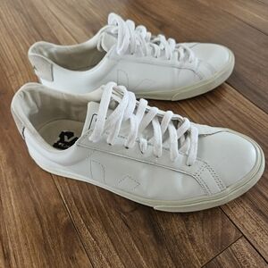 Veja Esplar, White. Size 40 (9.0 womens)